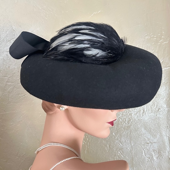 POSH 1940s' BLACK FELT WIDE BRIM HAT WITH BLACK/WHITE FEATHER TRIM - Picture 3 of 15